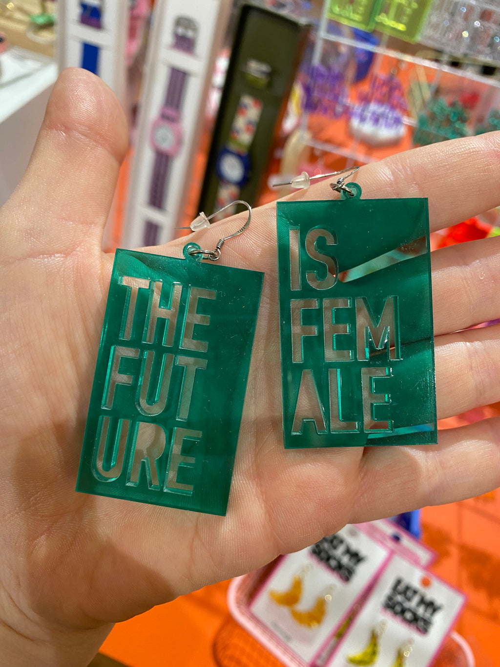 Boucles d’oreille the future is female