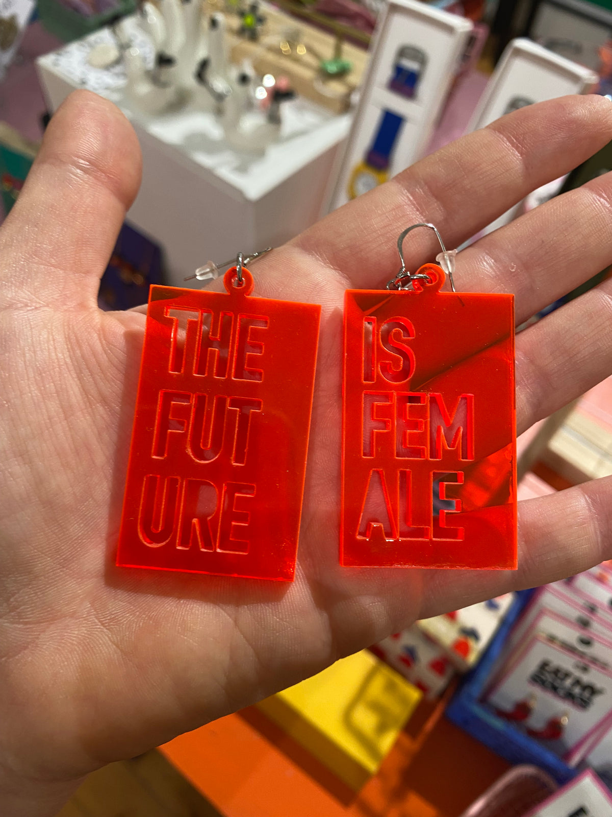 Boucles d’oreille the future is female