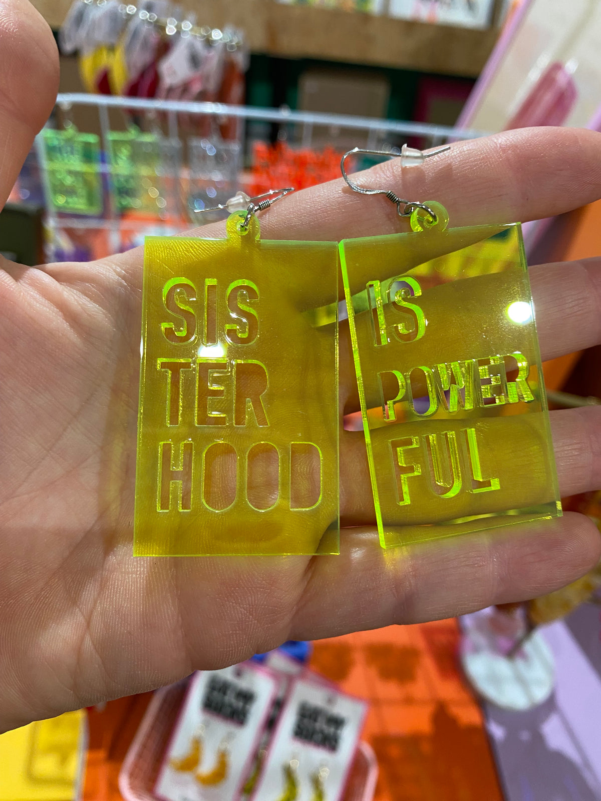 Boucles d’oreille SISTERHOOD IS POWERFUL