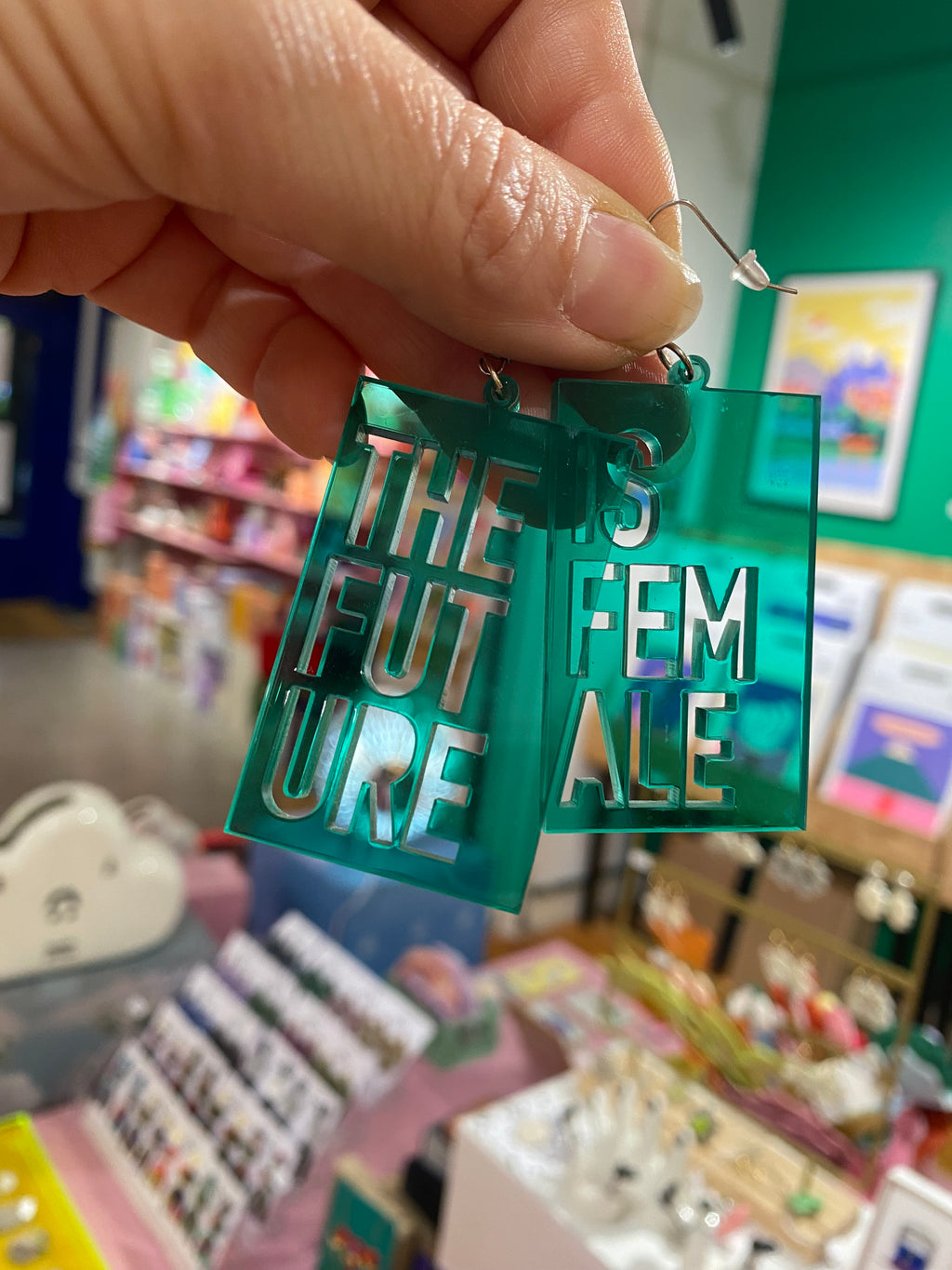 Boucles d’oreille the future is female