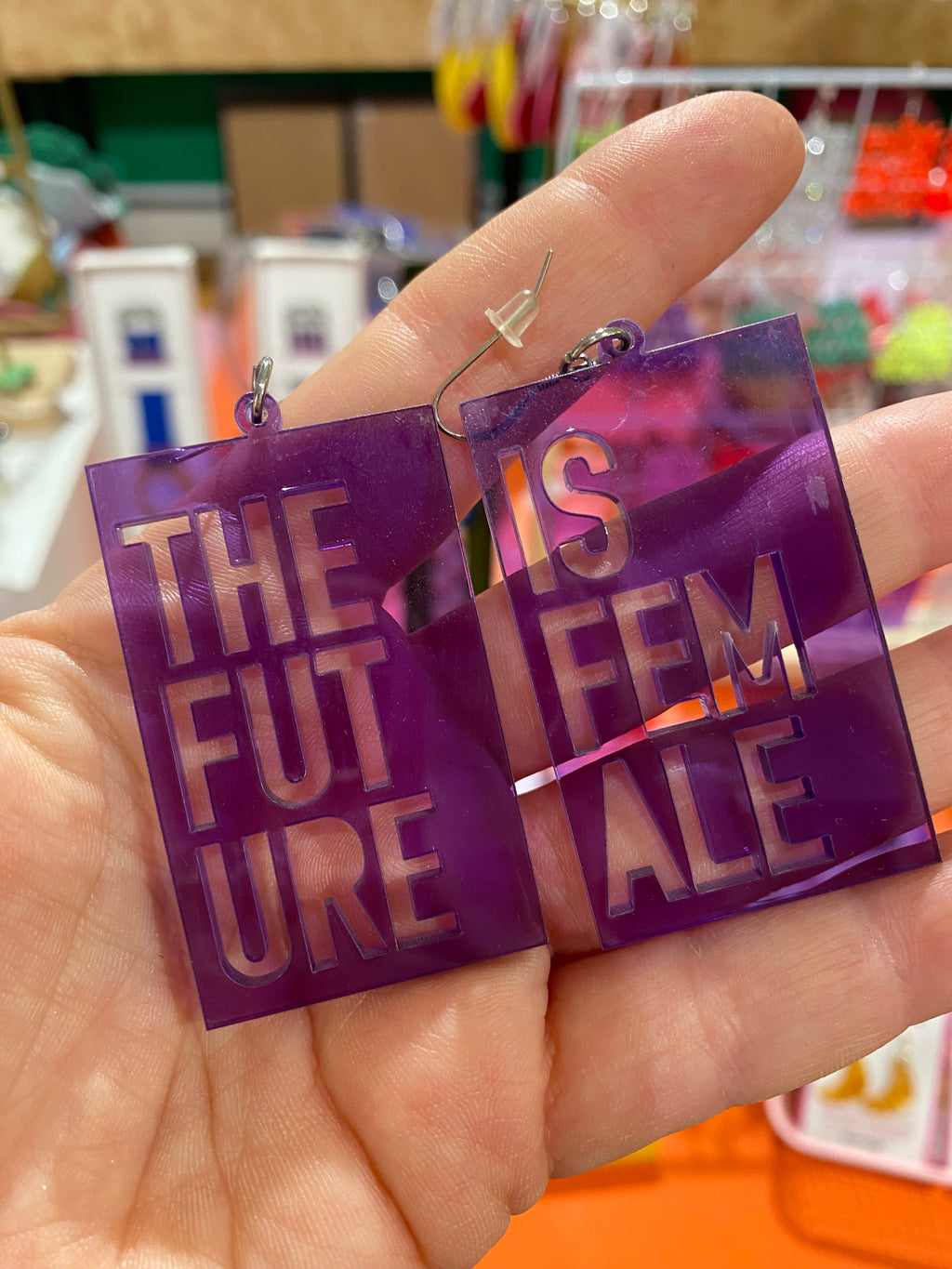 Boucles d’oreille the future is female