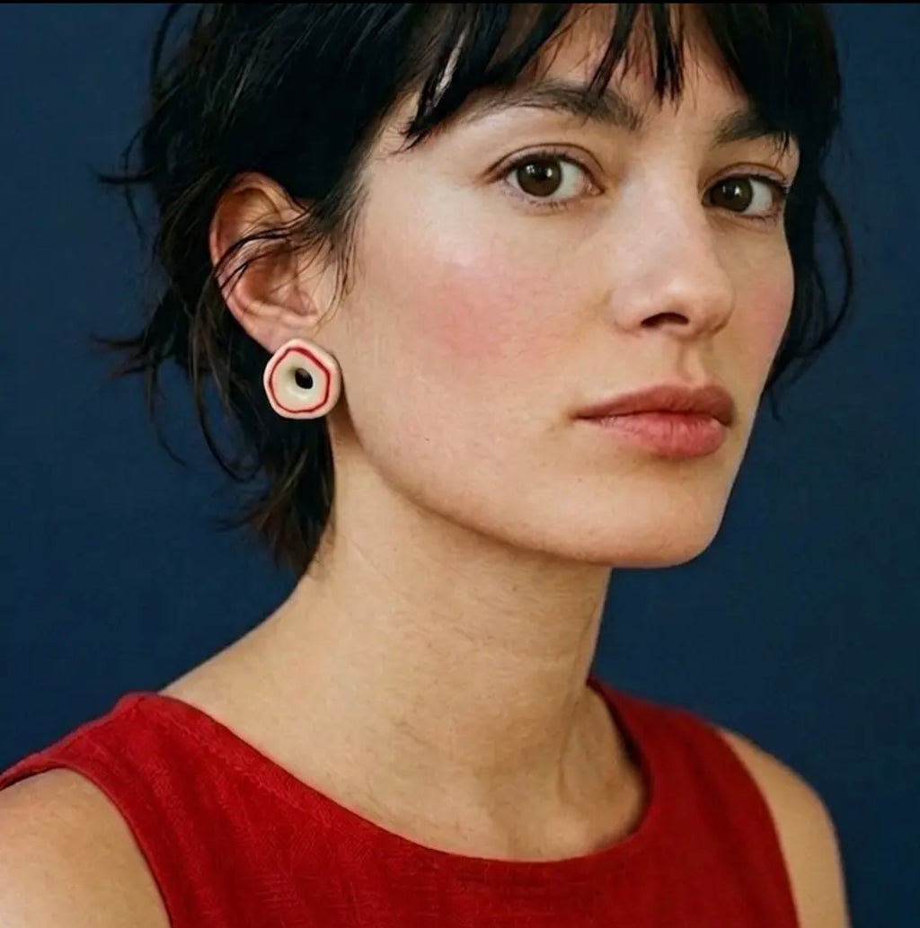 Boucle d’oreille ronde et ligne rouge