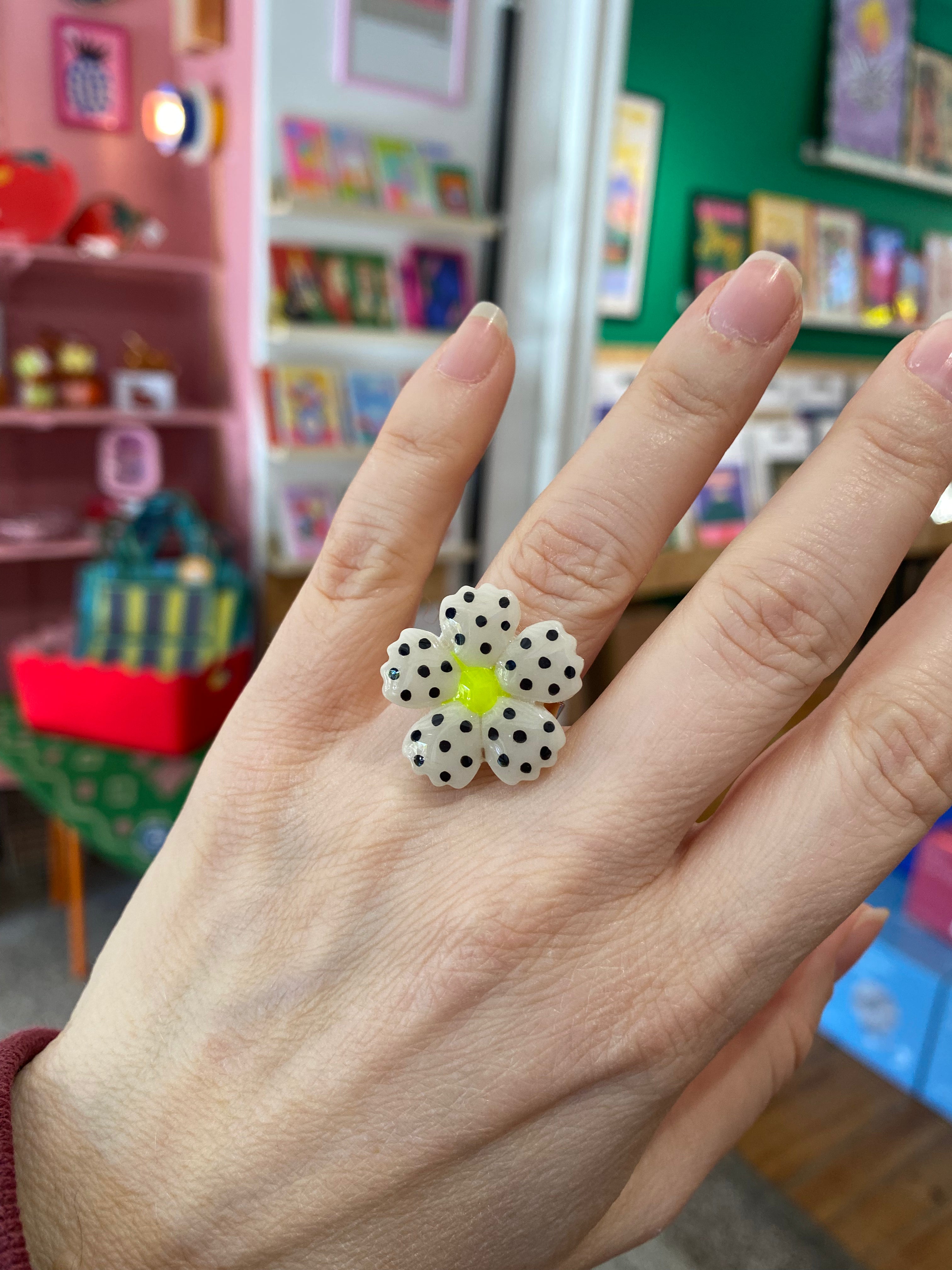 Bague réglable fleur à pois cœur jaune fluo