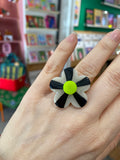 Bague réglable fleur XXL noir et jaune fluo