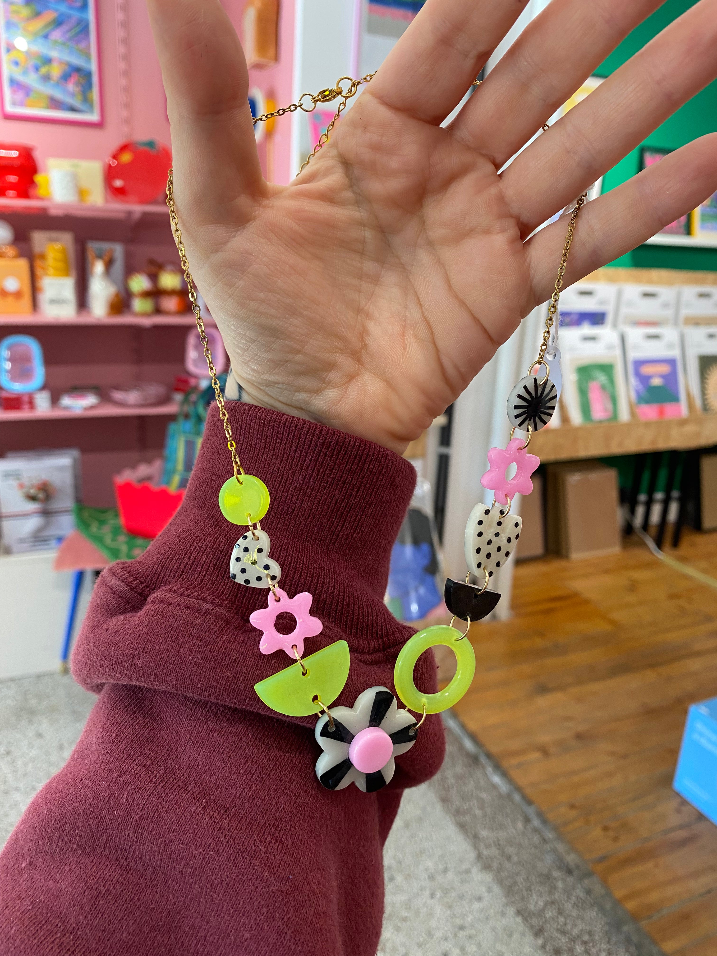 Collier chaîne + formes rose jaune et noir